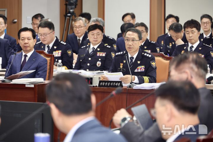 [서울=뉴시스] 조성봉 기자 = 유재성 경찰청장 직무대행이 17일 오전 서울 서대문구 경찰청에서 열린 행정안전위원회 국정감사에서 의원 질의에 답변하고 있다.2025.10.17. suncho21@newsis.com