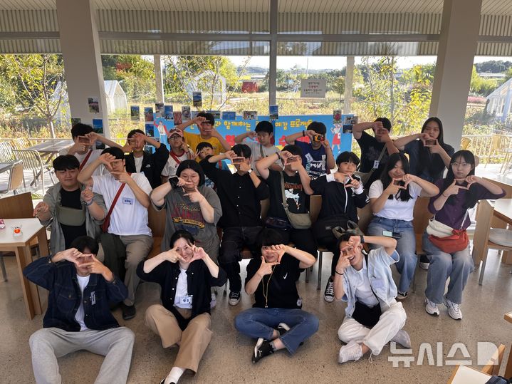 [완주=뉴시스] '2025 꿈드림 수학여행–기대찰칵 서울·완주' 프로그램에 참가한 학생들이 기념촬영을 하고 있다. (사진= 완주군 제공) *재판매 및 DB 금지