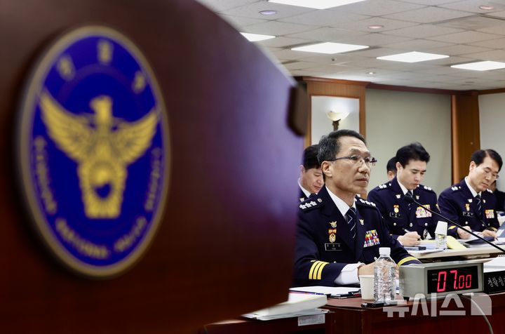 [서울=뉴시스] 조성봉 기자 = 유재성 경찰청장 직무대행이 17일 오전 서울 서대문구 경찰청에서 열린 행정안전위원회 국정감사에서 의원 질의에 답변하고 있다.2025.10.17. suncho21@newsis.com