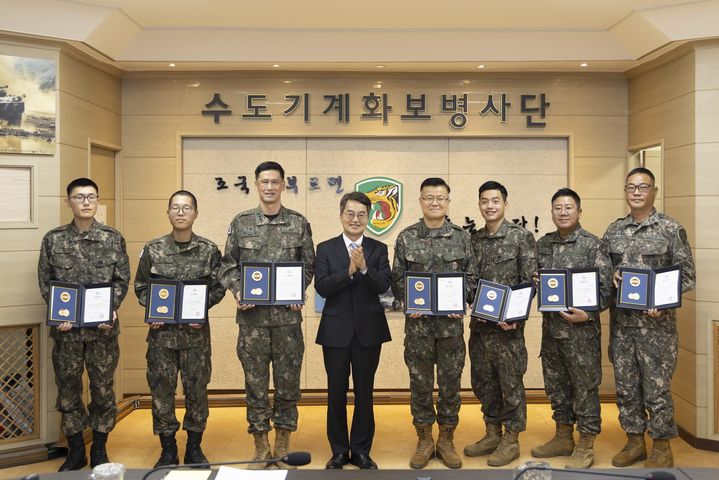 [수원=뉴시스] 맹호부대 찾은 김동연 경기도지사(사진=경기도 제공) 2025.10.17. photo@newsis.com *재판매 및 DB 금지
