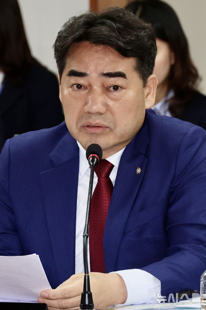 [서울=뉴시스] 조성봉 기자 = 이성권 국민의힘 의원이 17일 오전 서울 서대문구 경찰청에서 열린 행정안전위원회 국정감사에서 의사진행 발언을 하고 있다2025.10.17. suncho21@newsis.com