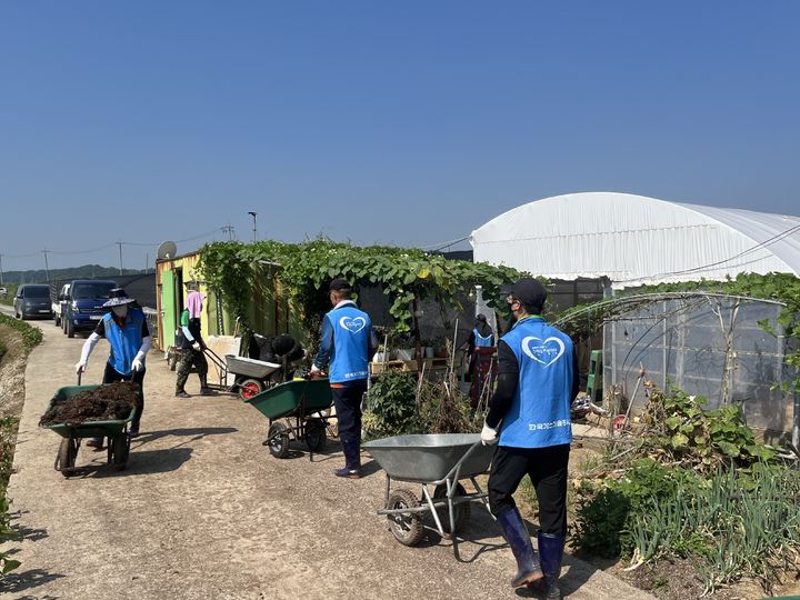 [세종=뉴시스] 한국가스기술공사는 지난 1일 충남 홍성군 수해 복구에 기여한 공로를 인정받아 홍성군수 표창을 수상했다고 17일 밝혔다. (사진=가스기술공사 제공) 2025.10.17. photo@newsis.com *재판매 및 DB 금지
