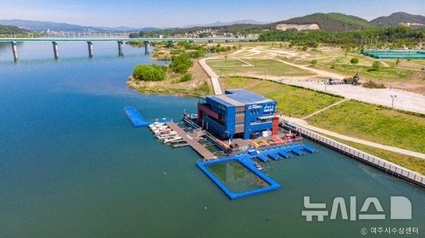 [여주=뉴시스]남한강에 위치한 여주시수상센터 전경(사진=여주시 제공) 2025.10.17. photo@newsis.com