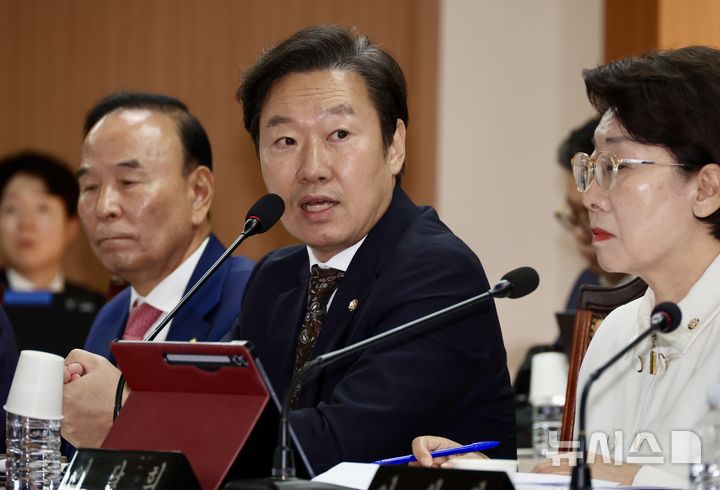 [서울=뉴시스] 조성봉 기자 = 박수민 국민의힘 의원이 17일 오전 서울 서대문구 경찰청에서 열린 행정안전위원회 국정감사에서 질의를 하고 있다.2025.10.17. suncho21@newsis.com