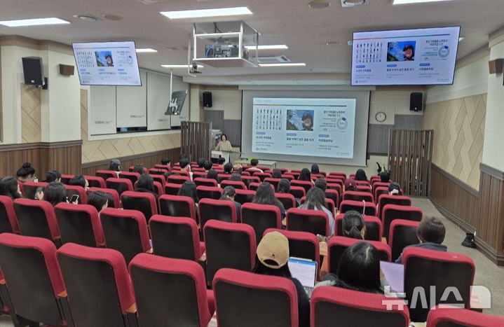 [전주=뉴시스] 전북 전주비전대학교 라이즈(RISE) 휴먼라이프케어사업단은 창조관 합동강의실에서 전주시가족센터 이해경 센터장을 초청해 '가족상담 및 치료'를 주제로 한 산업체 인사특강을 진행했다고 17일 밝혔다. (사진=전주비전대 제공) 2025.10.17. photo@newsis.com