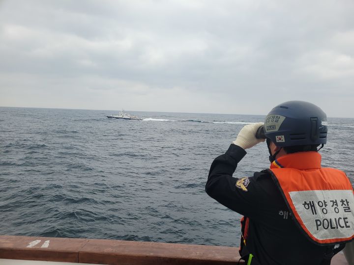 [속초=뉴시스] 17일 오전 6시 50분께 고성군 공현진항 인근 해상에서 자망어선 A호 선장 B(76)씨가 실종돼 속초해경이 수색작업을 벌이고 있다.(사진=속초해경 제공)photo@newsis.com *재판매 및 DB 금지