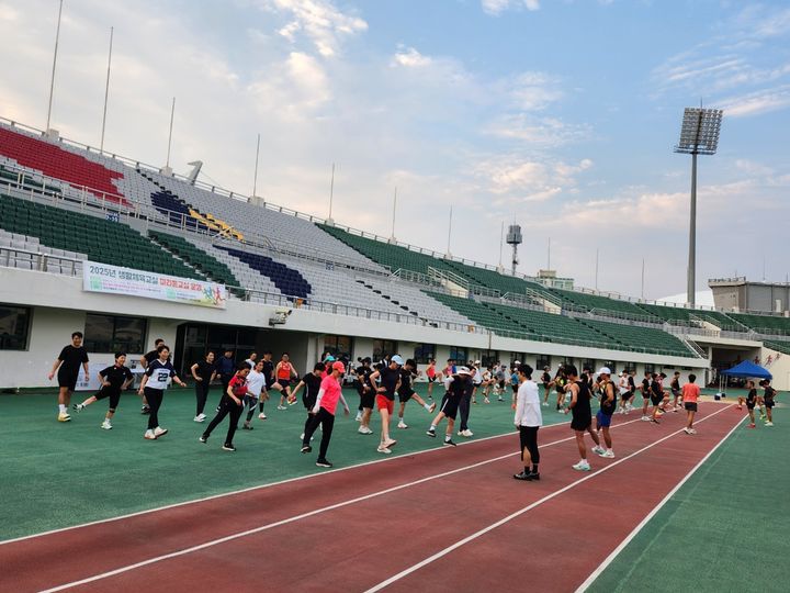 [양산=뉴시스] 양산시체육회가 생활체육 프로그램 참가자 한마음대회를 하고 있다. (사진=양산시 제공) 2025.10.17. photo@newsis.com *재판매 및 DB 금지
