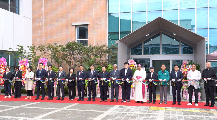 17일 삼척시 도계읍 현지에서 ‘삼척시립 도계요양원’ 박상수 삼척시장, 권정복 시의장을 비롯한 기관단체장, 주민 등이 참석한 가운데 개원식을 열고 있다.(사진=삼척시 제공) *재판매 및 DB 금지