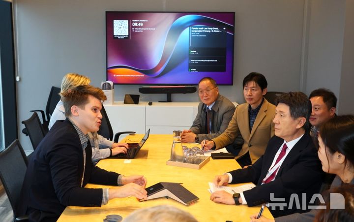 [포항=뉴시스] 송종욱 기자 = 아이슬란드를 방문 중인 이강덕 시장과 임주희 시의회 경제산업위원장 등 대표단은 16일(현지 시각) 환경에너지기후부를 방문해 요한 팔 요한손 장관을 만나 신재생에너지와 해양 탄소중립 협력 방안을 논의하고 있다. (사진=포항시 제공) 2025.10.17. photo@newsis.com