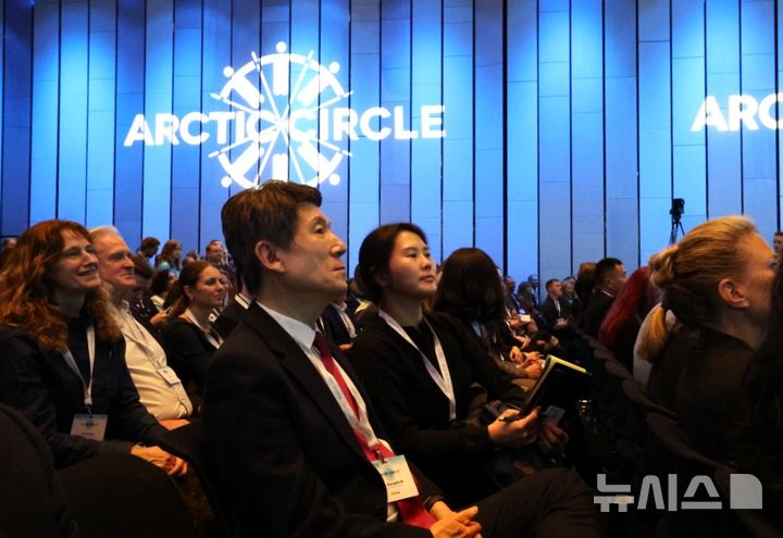 [포항=뉴시스] 송종욱 기자 = 아이슬란드를 방문 중인 이강덕 시장이 16일(현지 시각) 대한민국 지방자치단체장 최초로 북극의 최대 국제 포럼인 '북극 서클 총회'에 참석했다. (사진=포항시 제공) 2025.10.17. photo@newsis.com