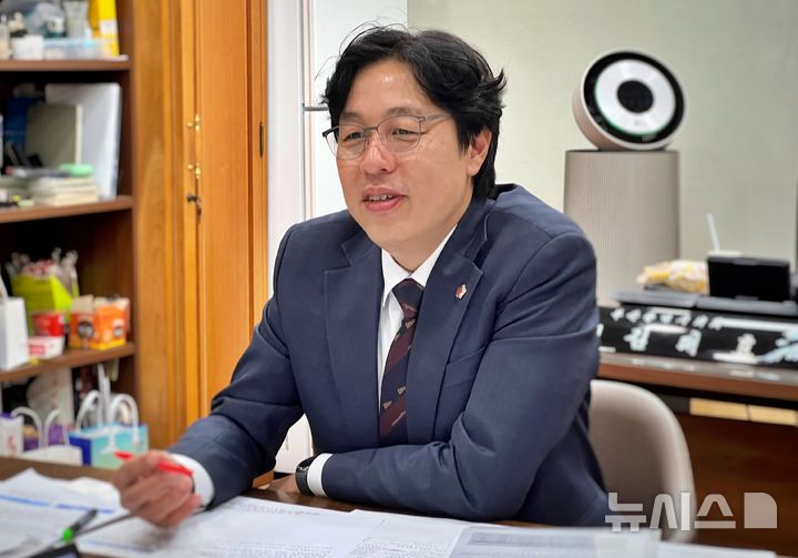 [부산=뉴시스] 원동화 기자 = 김태효(해운대구3) 부산시의원이 지난 16일 뉴시스와 인터뷰를 하고 있다. 2025.10.17. dhwon@newsis.com