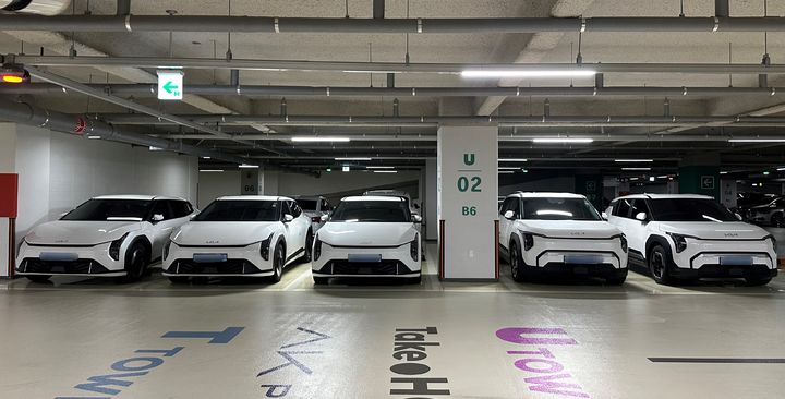 [광명=뉴시스]광명시 일직동 광명역 유플래닛 지하 6층에 공유 전기차들이 주차돼 있다.(사진=광명시 제공)2025.10.17.photo@newsis.com *재판매 및 DB 금지