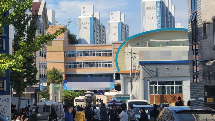 [아산=뉴시스] 최영민 기자=아산의 한 고등학교에 13일에 이어 나흘 만에 폭발물 설치 신고가 접수돼 한바탕 소동을 빚었다. 2025.10.17 ymchoi@newsis.com *재판매 및 DB 금지