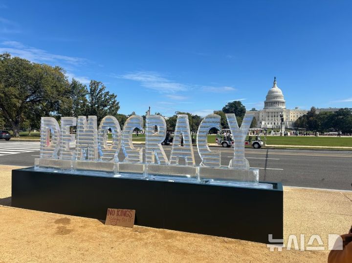 [서울=뉴시스]미국 국회의사당 건물 인근 내셔널 몰에 있는 'DEMOCRACY'라는 단어를 묘사한 얼음 조각품 (사진 = 워싱턴포스트 캡처)
