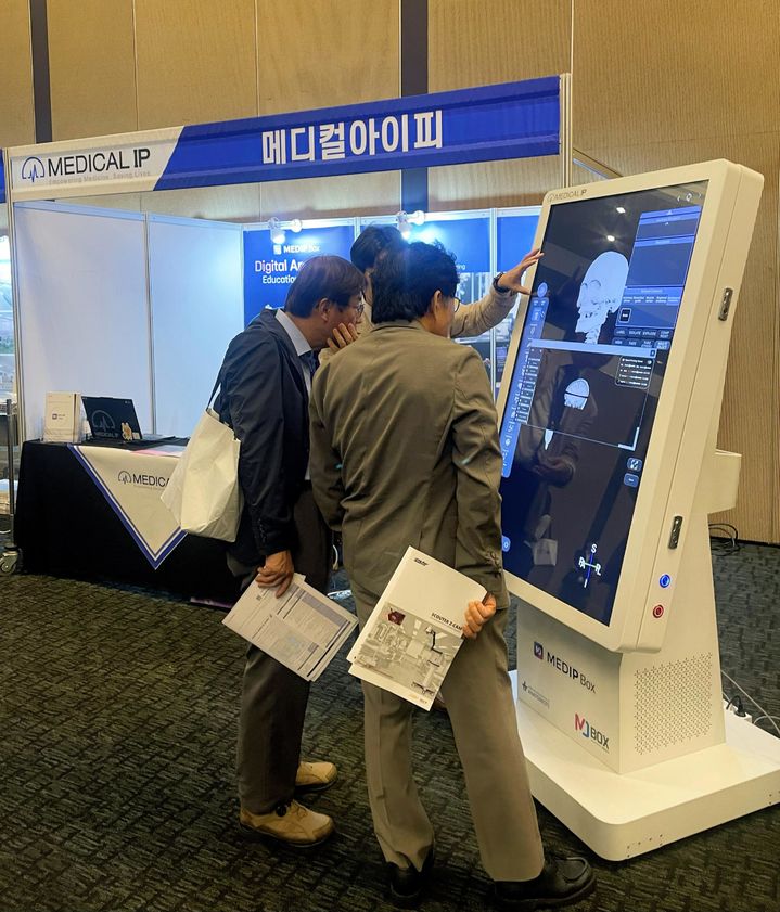 [서울=뉴시스] 메디컬아이피는 제 75회 대한해부학회에 참가해 영상해부학과 단면 해부 등 메딥박스의 신규 콘텐츠를 대거 선보였다고 17일 밝혔다. (사진=메디컬아이피 제공) 2025.10.17. photo@newsis.com *재판매 및 DB 금지