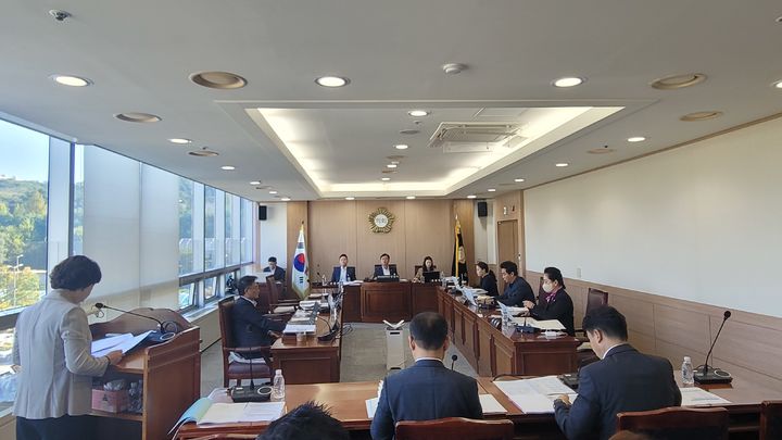 [천안=뉴시스] 최영민 기자=천안시의회 경제산업위원회 회의 모습. 2025.10.17 ymchoi@newsis.com *재판매 및 DB 금지