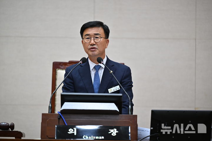 [완주=뉴시스] 17일 완주군의회 제296회 임시회에서 인사말을 하고 있는 유의식 완주군의장. (사진=완주군의회 제공) 2025.10.17. photo@newsis.com *재판매 및 DB 금지