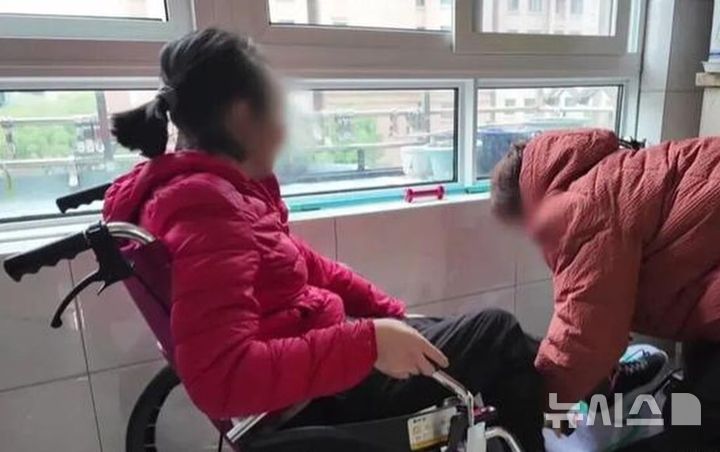 [뉴시스] 마비 이후 휠체어에 앉아 있는 린 씨의 모습과 린 씨와 창 씨 부부의 결혼 사진. (사진=사우스차이나모닝포스트) 2025.10.16.