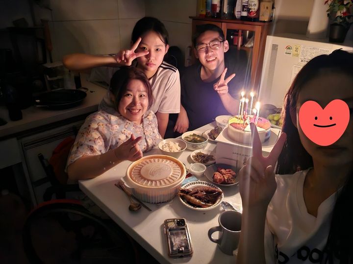 [서울=뉴시스] 박지주(54)씨와 자녀들. (사진=본인 제공) 2025. 10. 17. *재판매 및 DB 금지