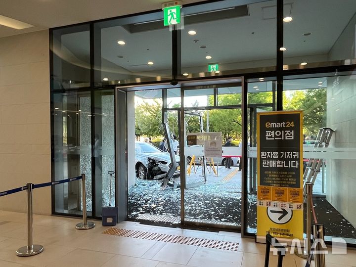 [인천=뉴시스] 이루비 기자 = 17일 오전 인천 계양구 작전동 한 도로에서 추돌사고를 당한 택시가 인근 병원 건물로 돌진해 유리로 된 출입문 등이 파손됐다. (사진=독자 제공) 2025.10.17. photo@newsis.com