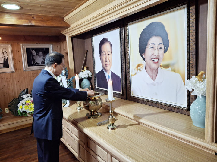 [서울=뉴시스]이석연 국민통합위원장이 17일 오후 전남 신안군 하의도에 위치한 故 김대중 전 대통령 생가를 찾아 영정에 헌화하고 있다. (사진=통합위 제공) 2025.10.17. photo@newsis.com *재판매 및 DB 금지