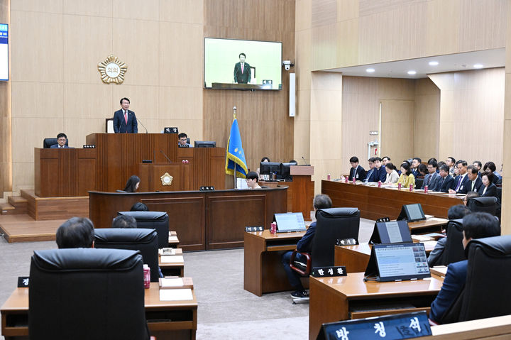 [울산=뉴시스] 울산 울주군의회(의장 최길영)는 17일 의사당 본회의장에서 이순걸 군수를 비롯한 관계 공무원이 참석한 가운데 제241회 임시회 제2차 본회의를 열고 나흘간의 의사일정을 마무리했다. (사진= 울주군의회 제공) 2025.10.17.photo@newsis.com *재판매 및 DB 금지