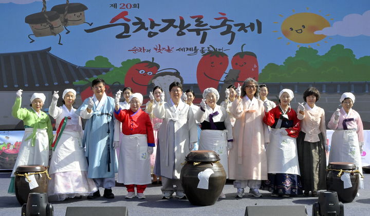 [순창=뉴시스] 17일 순창발효테마파크 앞 무대에서 열린 '장 담그기 문화' 유네스코 인류무형문화유산 등재 기념행사. 장담기그 시연 퍼포먼스에 참여한 전통 장류 명인과 기능인 등이 기념사진을 찍고 있다. (사진=순창군 제공) 2025.10.17. photo@newsis.com *재판매 및 DB 금지