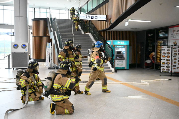 [대구=뉴시스] 대구서부소방서는 대구 서구 이현동 서대구역에서 '긴급구조종합훈련'을 실시했다. (사진=대구서부소방서 제공) 2025.10.17. photo@newsis.com *재판매 및 DB 금지