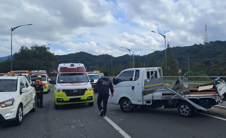 [울산=뉴시스] 박수지 기자 = 17일 울산시 울주군 언양읍에서 9중 추돌 사고가 발생해 소방당국이 수습 중이다. 2025.10.17. (사진=울산소방본부 제공) photo@newsis.com *재판매 및 DB 금지
