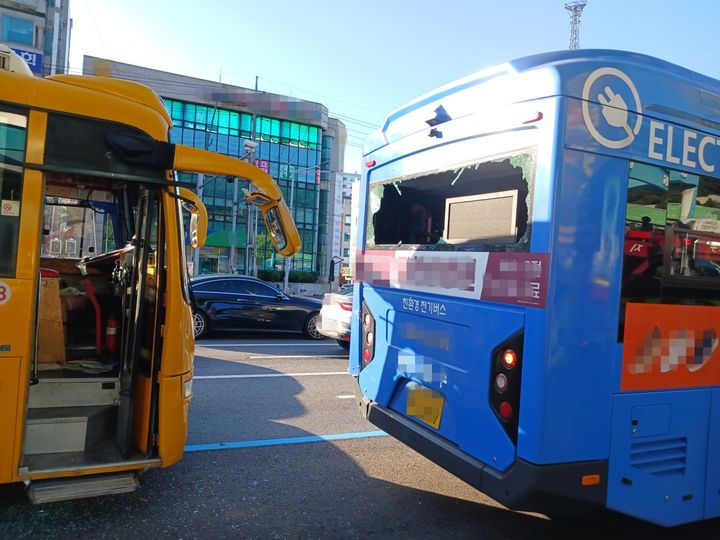 [대전=뉴시스] 17일 오전 7시 51분께 대전 서구 정림동의 한 삼거리에서 트럭이 초등학교 통학버스를 들이받았다.(사진=대전소방본부 제공) 2025.10.17. photo@newsis.com *재판매 및 DB 금지