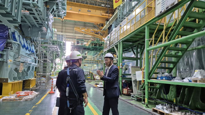 [창원=뉴시스] 강경국 기자 = 박진열 경남 창원시 경제일자리국장을 비롯해 창원시 관계자들이 17일 성산구 공단로 일원에 신·증설 중인 한화엔진㈜ 선박엔진 공장을 방문해 애로사항을 청취하고 있다. (사진=창원시청 제공). 2025.10.17. photo@newsis.com *재판매 및 DB 금지