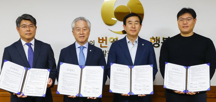 응급실 운영 지원 업무협약하는 충주시(왼쪽부터 정우진 건국대충주병원장, 윤창규 충주의료원장, 조길형 시장, 이민준 충주미래병원장) *재판매 및 DB 금지