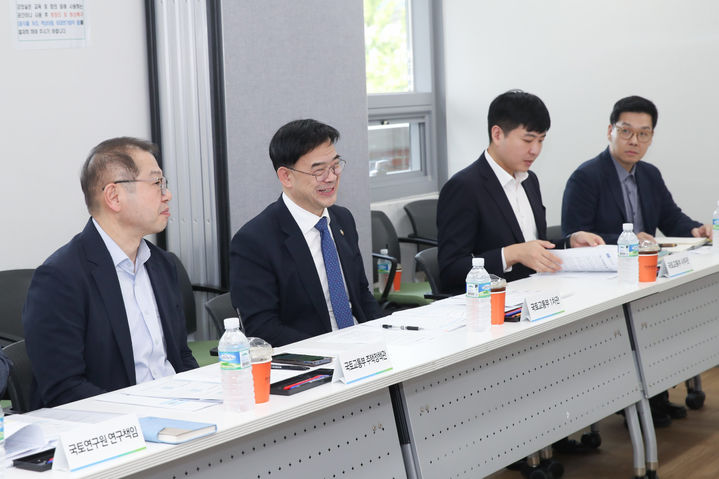 [서울=뉴시스] 이상경 국토교통부 제1차관은 17일 오후 서울·부산·경기 등 주요 시도 지역주택조합 조합원들과 간담회를 열었다. (사진=국토부 제공) 2025.10.17. photo@newsis.com *재판매 및 DB 금지