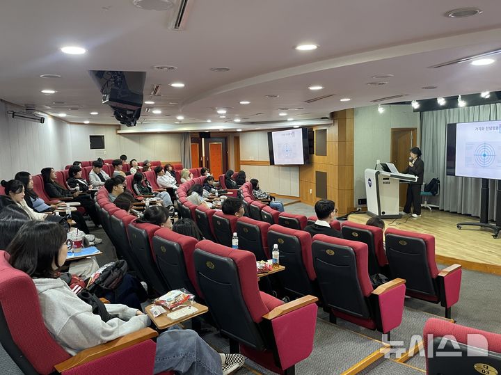 [포천=뉴시스] 전문의 초청 심리특강. (사진=대진대 제공) 2025.10.17 photo@newsis.com