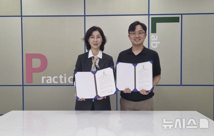 [포천=뉴시스] 업무협약식. 왼쪽부터 위드 동물교감치유센터 이민자 대표와 경복대학교 반려동물보건학과 정연수 교수. (사진 제공=경복대) 2025.10.17 photo@newsis.com