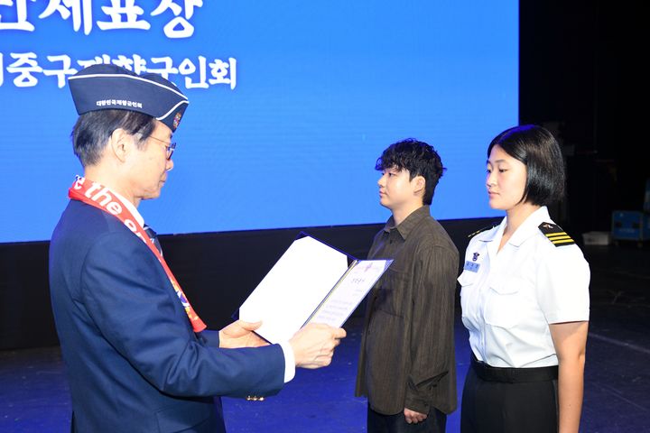 [서울=뉴시스] 신상태 대한민국재향군인회장은 지난 10월 8일 재향군인의 날을 맞아 6·25전쟁 및 베트남전 참전자 후손, 제대군인 자녀 등 총 107명의 대학생에게 향군장학금을 전달했다. (사진=향군 제공) 2025.10.17. photo@newsis.com *재판매 및 DB 금지