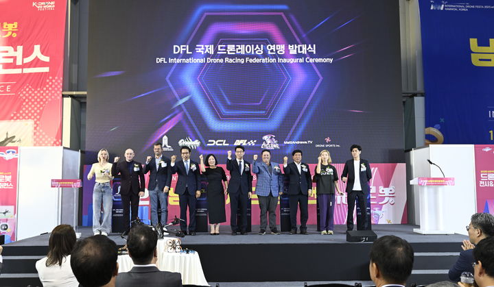[남원=뉴시스] 지난 16일 '2025 국제드론제전 with 로봇' 행사장 남원종합스포츠타운에서 열린 '국제드론레이싱연맹 출범식', 최경식 남원시장(왼쪽 네번째)과 국토교통부 관계자, 드론레이싱 해외리그 대표 등이 연맹 출범 기념사진을 찍고 있다. *재판매 및 DB 금지