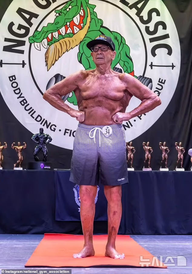 [뉴시스] 5월 10일 내셔널짐어소시에이션(National Gym Association)의 게이터클래식(Gator Classic) 부문 무대에 선 100세의 앤드류 보스틴토. (사진=데일리메일) 2025.10.26 
