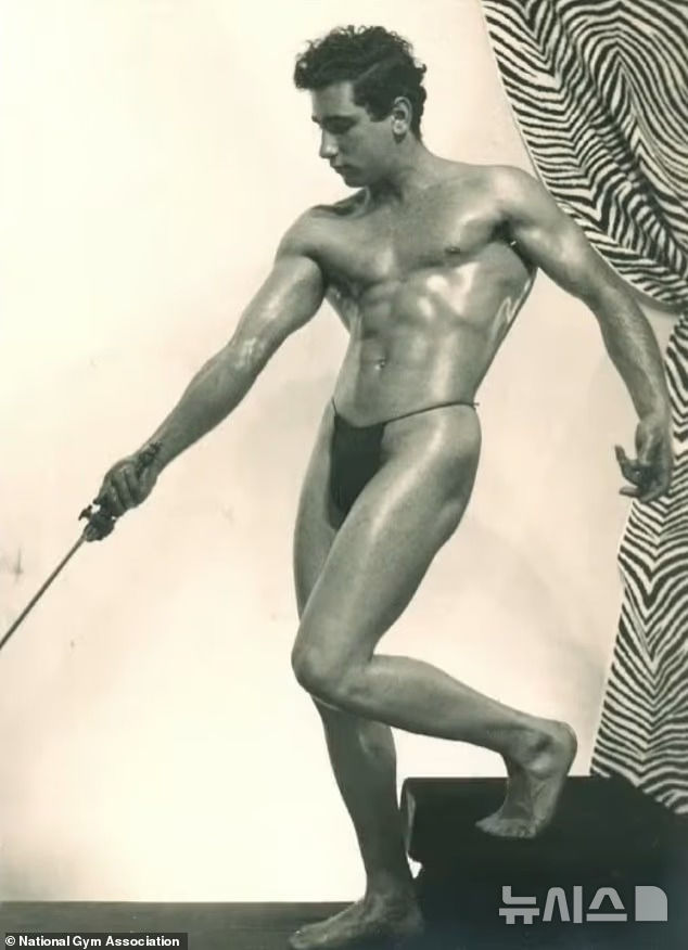 [뉴시스] 1942년 17세의 앤드류 보스틴토가 스트렝스앤머슬매거진(Strength and Muscle Magazine)에 출연한 사진(사진=데일리메일) 2025.10.26 