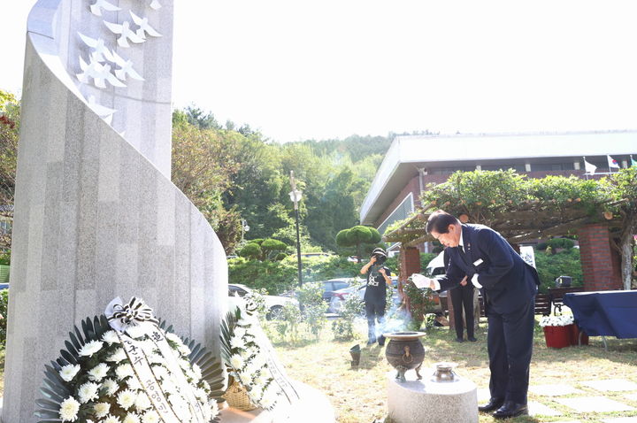 [고흥=뉴시스] 17일 '여수·순천 10·19 사건' 발생 77주기를 맞아 전남 고흥군 위령탑에서 희생자들을 기리는 공식 추념식이 열리고 있다. (사진=고흥군 제공) 2025.10.17. photo@newsis.com *재판매 및 DB 금지