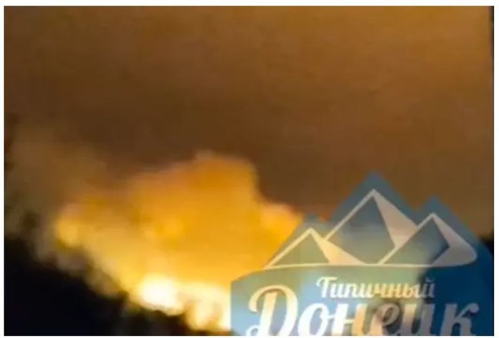 [서울=뉴시스] 키이우인디펜던트가 한 텔레그램을 캡처한 것으로, 17일(현지 시간) 새벽 러시아가 점령한 우크라이나 도네츠크 지역에서 드론 공격으로 화재가 발생한 것으로 추정되는 영상 사진. *재배포 및 DB 금지. 2025.10.07. 