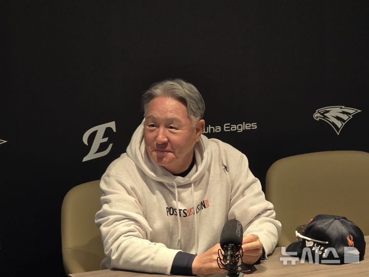 [대전=뉴시스] 김희준 기자 = 김경문 한화 이글스 감독이 17일 대전 한화생명볼파크에서 벌어지는 2025 신한 쏠뱅크 KBO 포스트시즌 플레이오프 1차전 삼성 라이온즈와의 홈 경기를 앞두고 취재진과 인터뷰를 하고 있다. 2025.10.17jinxijun@newsis.com