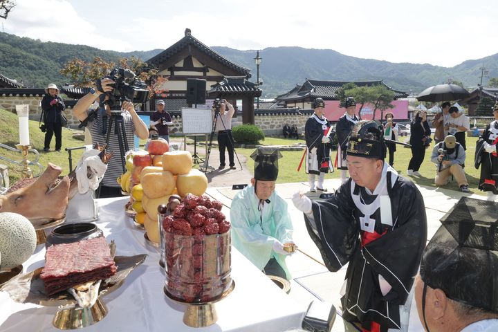 세종대왕과 초정약수축제 개막…19일까지 초정행궁
