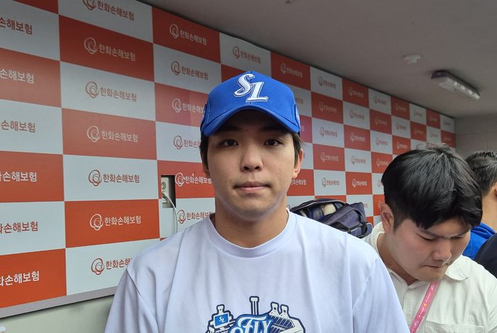 [대전=뉴시스]문채현 기자=프로야구 삼성 라이온즈의 내야수 김영웅이 17일 대전 한화생명볼파크에서 펼쳐지는 2025 신한 쏠뱅크 KBO 포스트시즌 한화 이글스와의 플레이오프(PO·5전3선승제) 1차전을 앞두고 취재진을 만나 인터뷰를 진행한 뒤 사진을 찍고 있다. 2025.10.17. dal@newsis.com *재판매 및 DB 금지