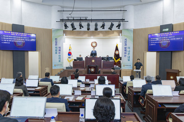[화성=뉴시스]화성시의회가 17일 제245회 임시회 제1차 본회의를 진행 중이다.(사진=화성시의회 제공)2025.10.17.photo@newsis.com *재판매 및 DB 금지