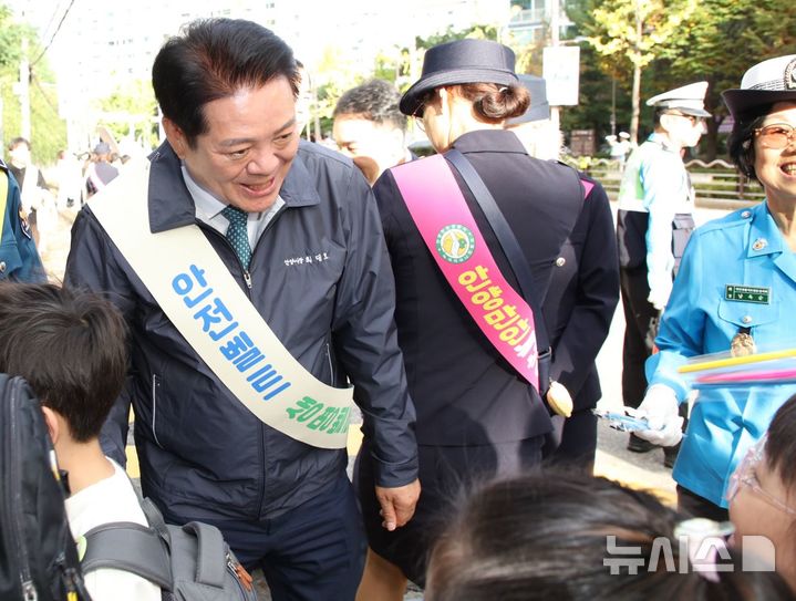 [안양=뉴시스] 최대호 안양시장이 연현초등학교 정문에서 학생들에게 교통안전에 관해 설명하고 있다. (사진=안양시 제공).2025.10.17 photo@newsis.com