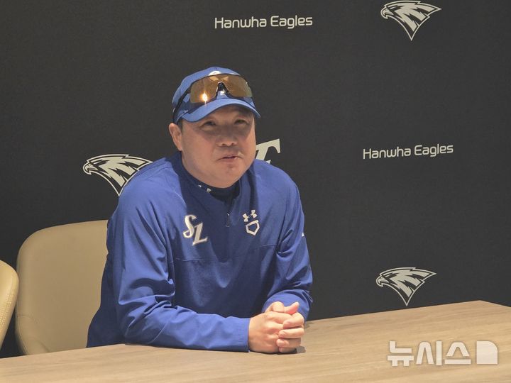 [대전=뉴시스] 김희준 기자 = 박진만 삼성 라이온즈 감독이 17일 대전 한화생명볼파크에서 벌어지는 2025 신한 쏠뱅크 KBO 포스트시즌 플레이오프 1차전 한화 이글스와의 홈 경기를 앞두고 취재진과 인터뷰를 하고 있다. 2025.10.17jinxijun@newsis.com