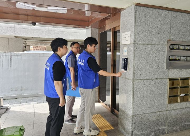 경남도 체납징수 광역기동반, 체납자 집 방문 징수 활동.(사진=경남도 제공) 2025.10.17. *재판매 및 DB 금지