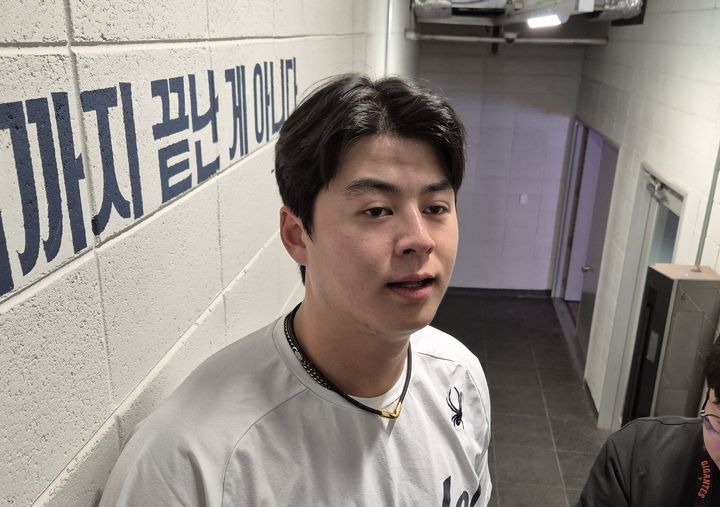 [대전=뉴시스]문채현 기자=프로야구 한화 이글스의 노시환이 17일 대전 한화생명볼파크에서 열리는 삼성 라이온즈와의 플레이오프(PO·5전3선승제) 1차전을 앞두고 취재진을 만나고 있다. 2025.10.17. dal@newsis.com *재판매 및 DB 금지