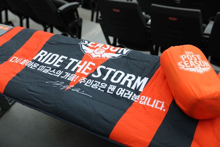 [서울=뉴시스] 7년 만에 포스트시즌에 진출한 한화 이글스가 플레이오프 1차전을 앞두고 팬들에게 담요를 선물했다. (사진 = 한화 이글스 제공) *재판매 및 DB 금지